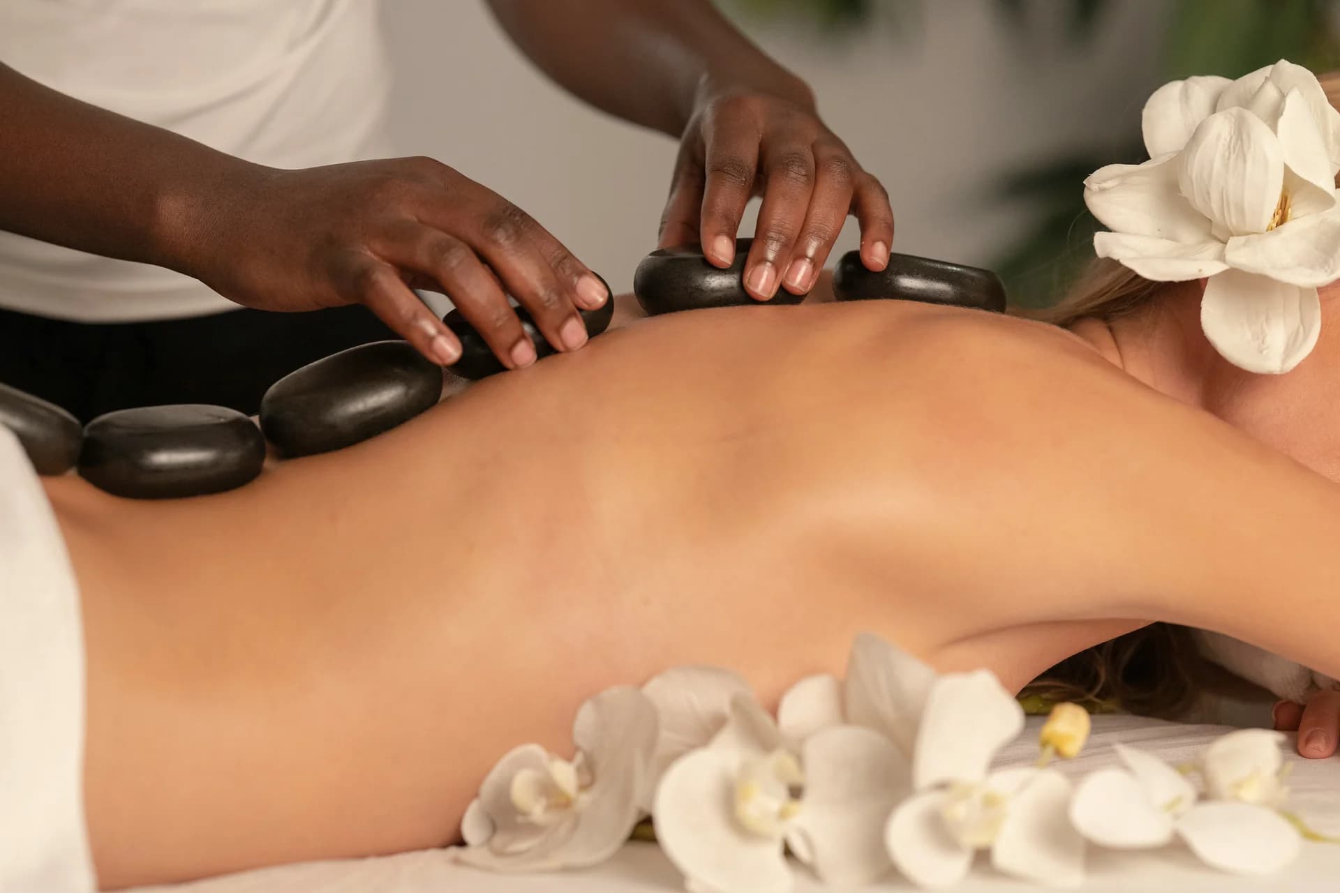 Massagem Relaxante com Pedras Quentes